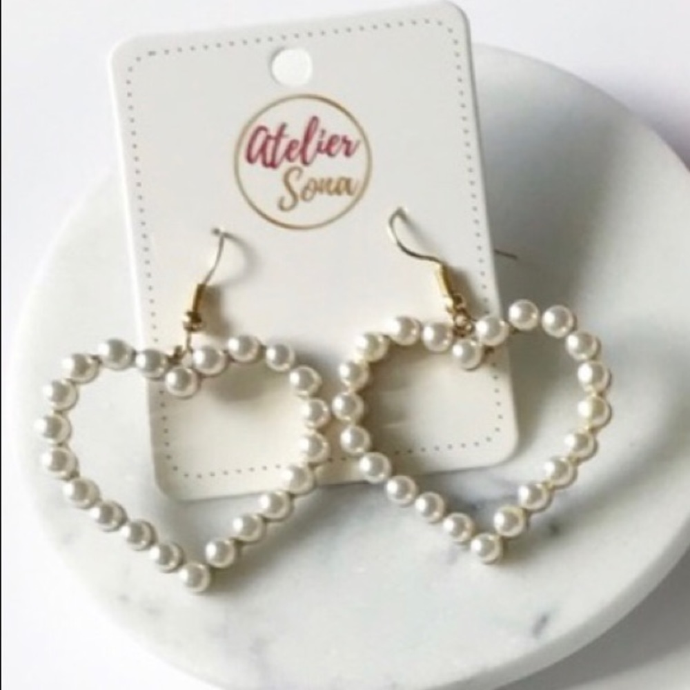 ❗️FINAL PRICE ❗️💗 White Pearl Heart Hoop Earrings